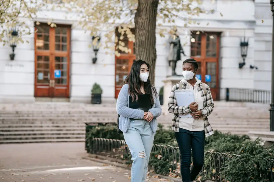 Étudiantes devant leur université