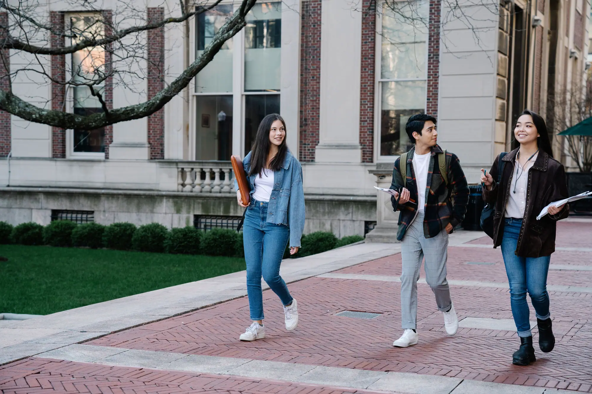 Étudiants sur un campus universitaire